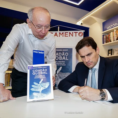 O autor dedica atenção especial aos procedimentos formais exigidos pela legislação brasileira, como a Comunicação e a Declaração de Saída Definitiva do País, às consequências fiscais para aqueles que mantêm investimentos ou rendimentos no Brasil após tornarem-se não residentes, e à interação desses elementos com os acordos para evitar a dupla tributação e legislações domésticas de outras jurisdições.