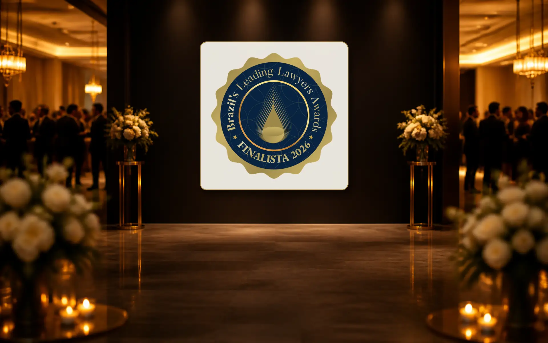 Selo BRALLAW Finalista 2026 em destaque central sobre ambiente de gala corporativa.