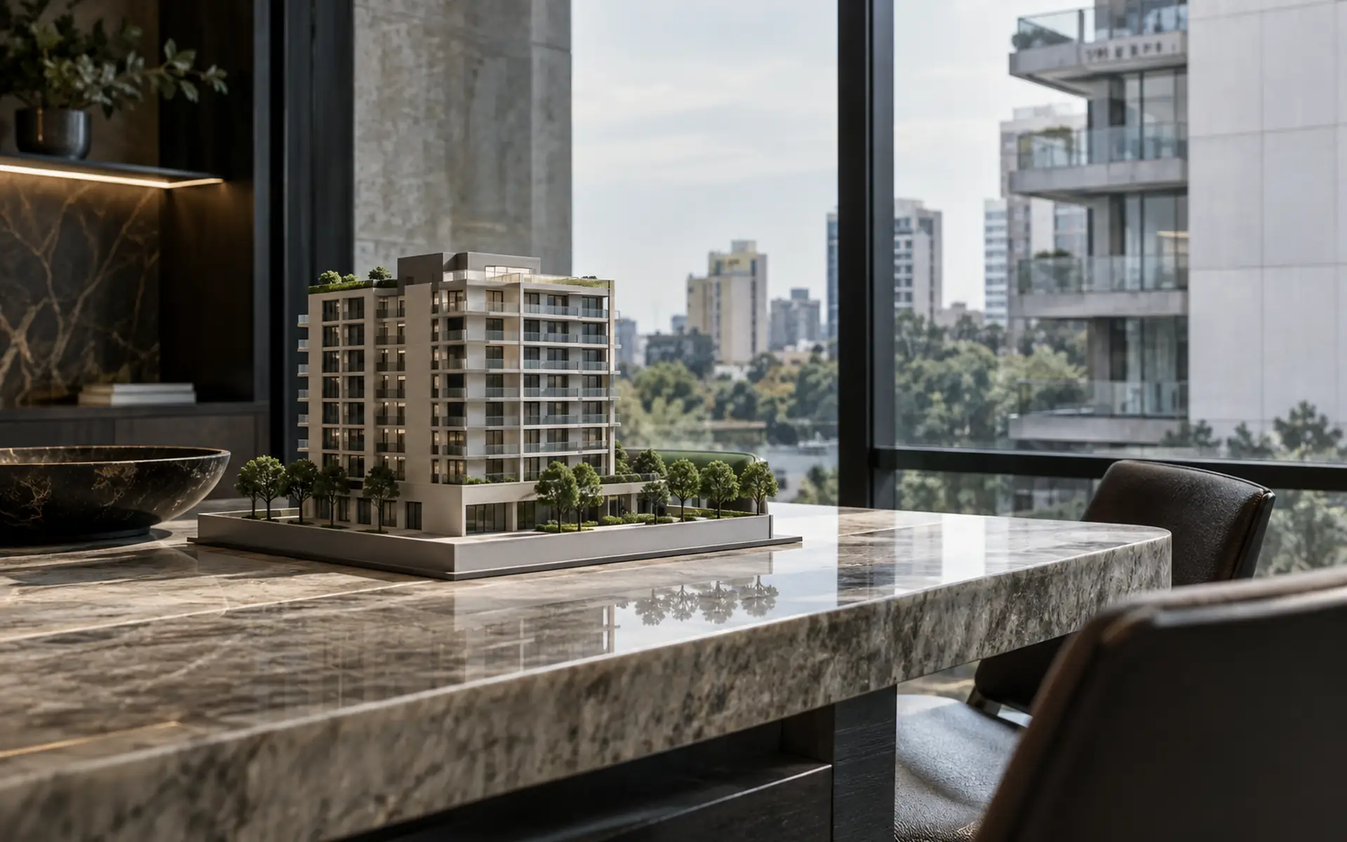 Maquete de edifício em escritório representando ITBI e integralização de imóveis em holdings